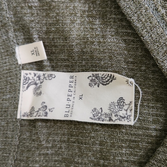 Blu-Pepper Blouse - Picture 2 of 3